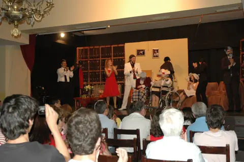 2008 Τα τέσσερα πόδια του τραπεζιού